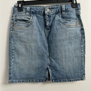 Stamp 10 women’s denim skirt. Size 6.